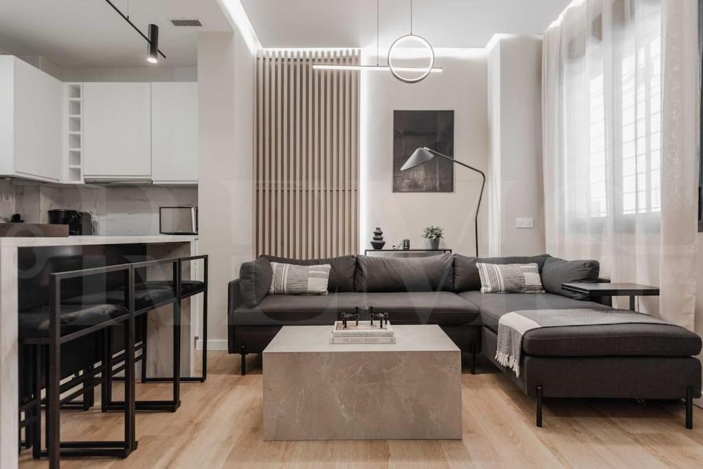 Contemporary Minimalist Apartment By Rems Malaga Exterior photo