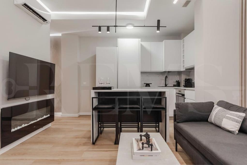 Contemporary Minimalist Apartment By Rems Malaga Exterior photo