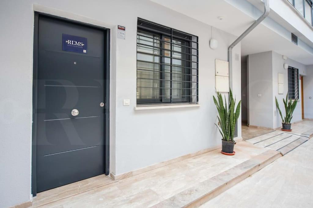 Contemporary Minimalist Apartment By Rems Malaga Exterior photo